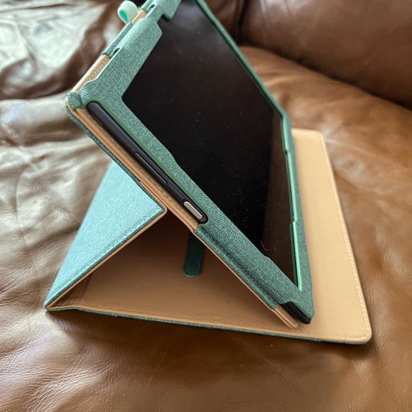 Lenovo Tablet | TB-X704V | 64G | Unlocked | 10” screen - includes cover & cord - Picture 8 of 9